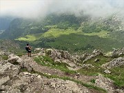 57 Rientrando al Passo della forca vista sui pascoli delle Baite d'Alben